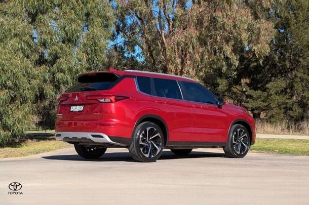 2022 Mitsubishi Outlander Aspire in Red