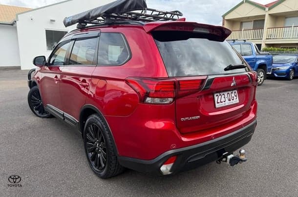 2021 Mitsubishi Outlander Black Edition in Red