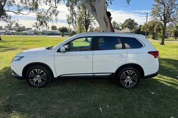 2016 Mitsubishi Outlander XLS in White