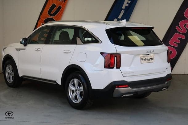 2023 Kia Sorento S in White
