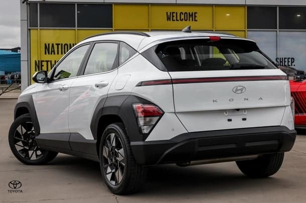 2025 Hyundai Kona Base in White