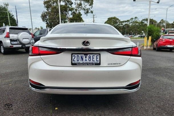 2025 Lexus ES ES300h Luxury in White