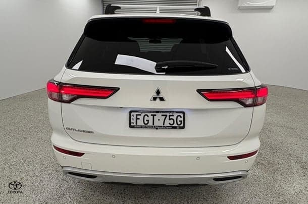 2024 Mitsubishi Outlander LS in White