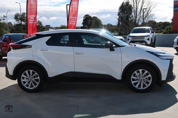 2025 Toyota C-HR GXL in White