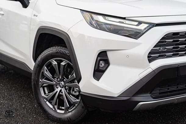2024 Toyota RAV4 GXL in White