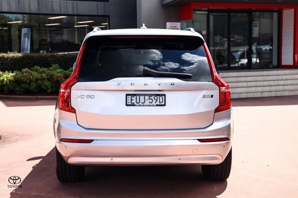 2022 Volvo XC90 B5 Momentum in Silver