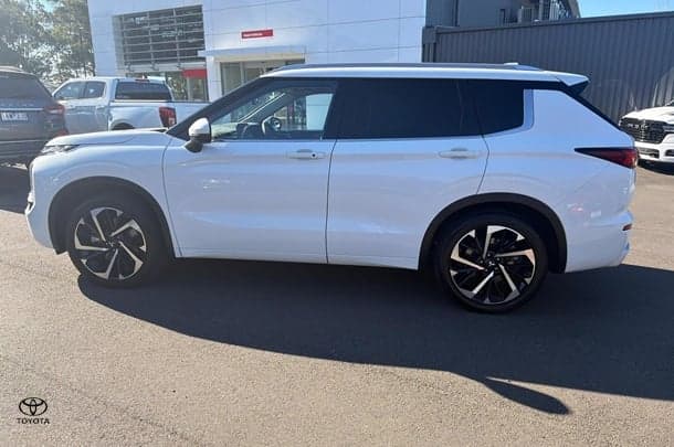 2022 Mitsubishi Outlander Exceed in White