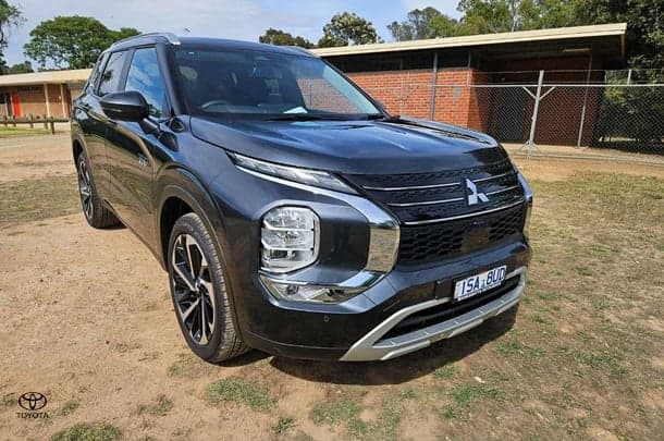 2025 Mitsubishi Outlander PHEV Aspire in Black