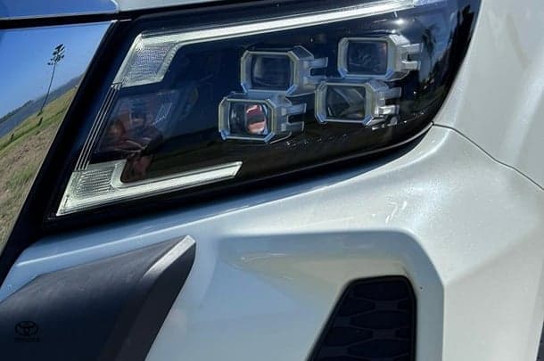 2021 Nissan Navara ST in White