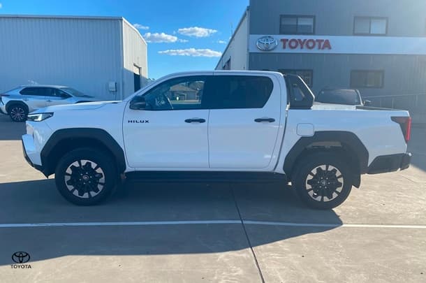 2025 Toyota Hilux SR5 48V in White