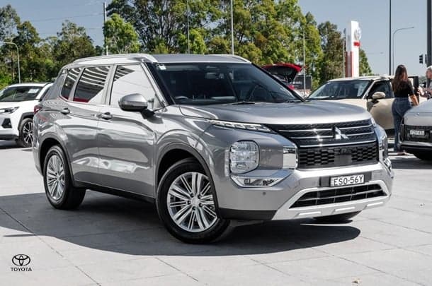 2022 Mitsubishi Outlander LS in Silver