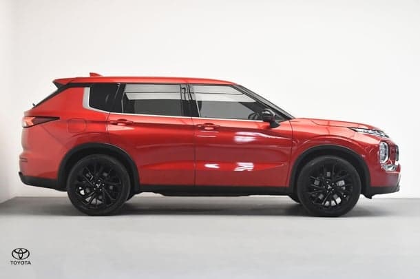 2024 Mitsubishi Outlander Black Edition in Red