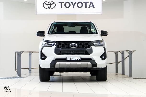 2025 Toyota Hilux SR5 48V in White