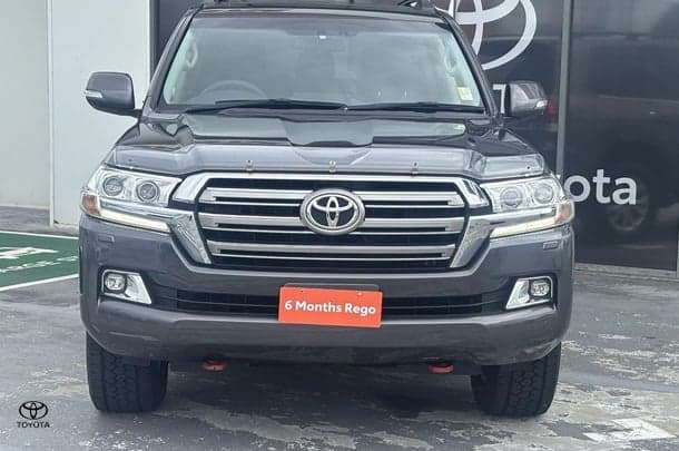 2017 Toyota Landcruiser VX in Silver