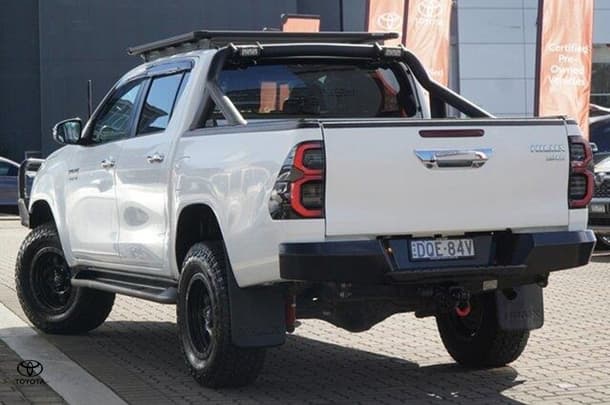 2015 Toyota Hilux SR5 in White