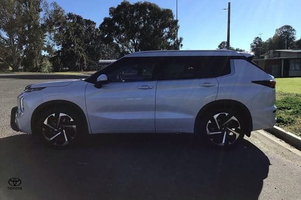 2024 Mitsubishi Outlander Exceed in White