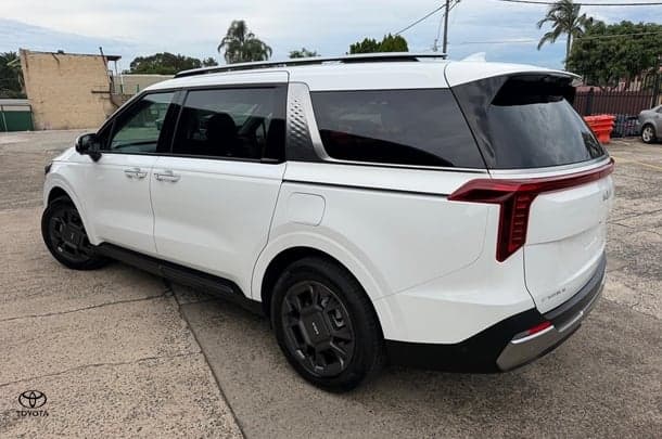 2025 Kia Carnival GT-Line HEV in Snow White Pearl (Swp)