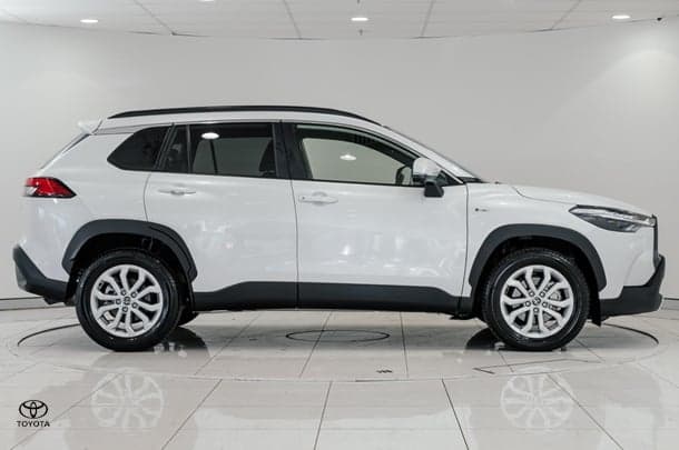 2025 Toyota Corolla Cross GXL in White