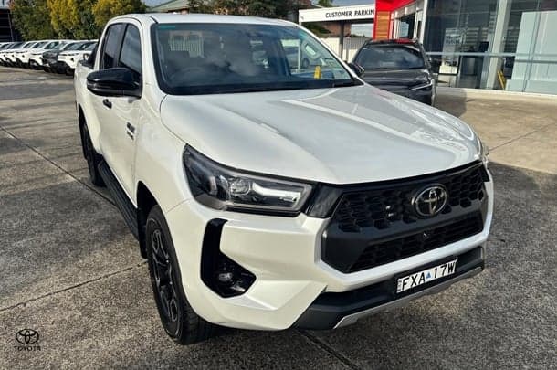 2025 Toyota Hilux SR5 48V in White