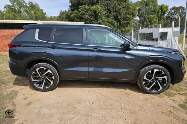 2025 Mitsubishi Outlander PHEV Aspire in Black