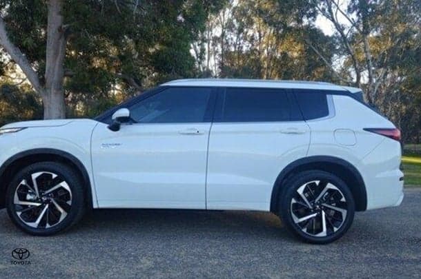 2025 Mitsubishi Outlander PHEV Exceed in White