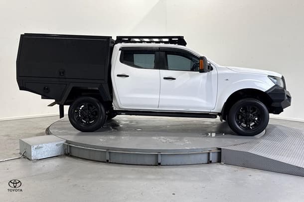 2022 Nissan Navara ST in White