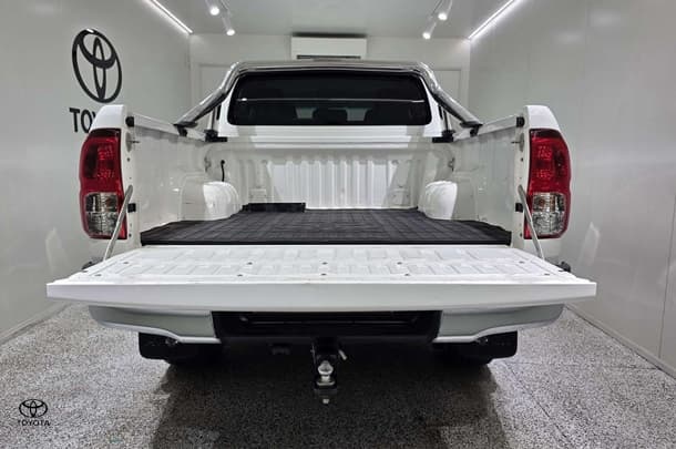 2020 Toyota Hilux SR5 in White