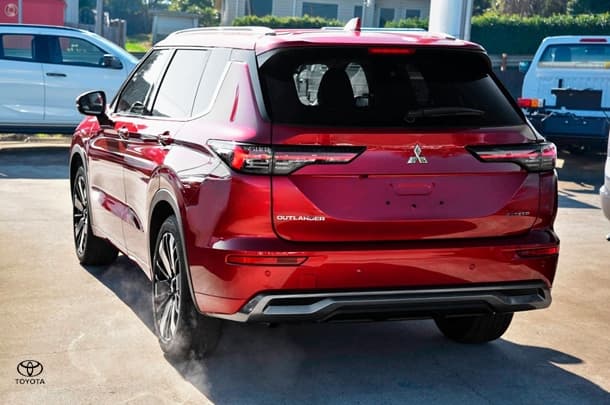 2026 Mitsubishi Outlander Exceed in Red