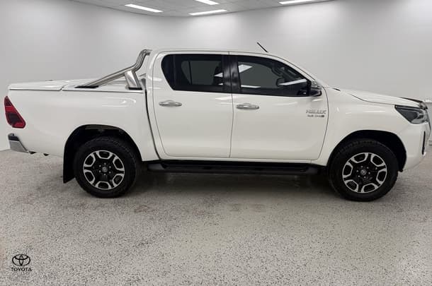 2021 Toyota Hilux SR5 in White