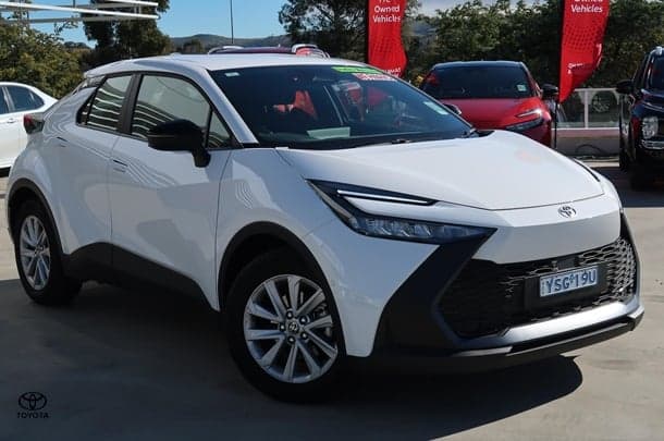 2025 Toyota C-HR GXL in White
