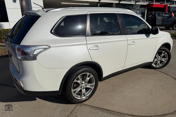 2014 Mitsubishi Outlander ES in White