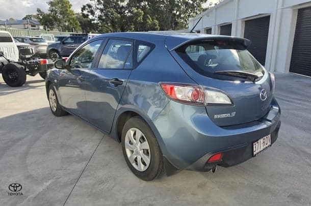 2011 Mazda 3 Neo in Blue