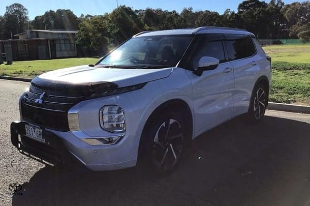 2024 Mitsubishi Outlander Exceed in White