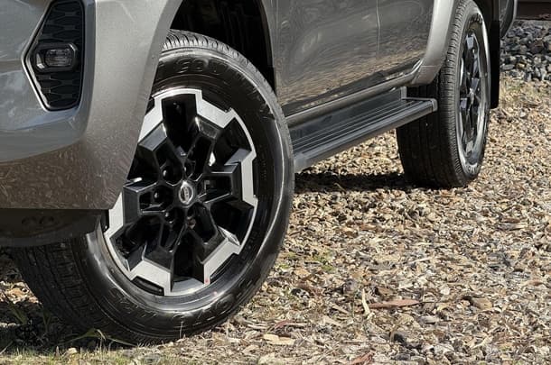 2025 Nissan Navara ST-X in Grey