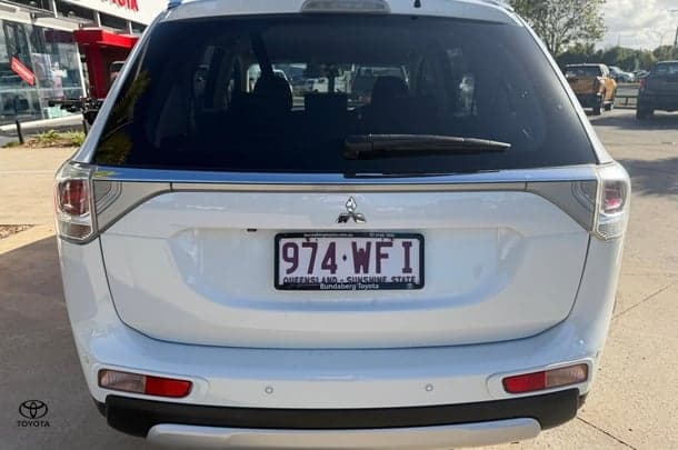 2014 Mitsubishi Outlander ES in White