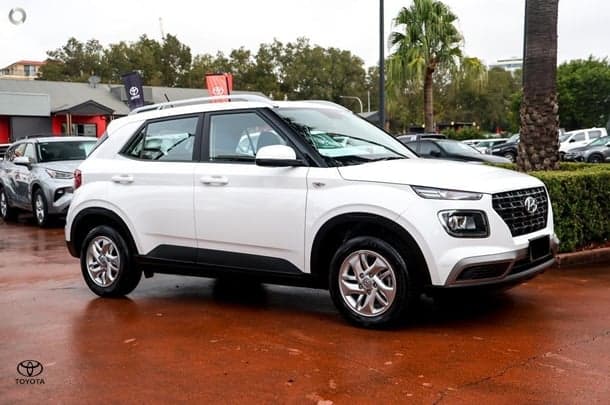 2025 Hyundai Venue Base in Polar White