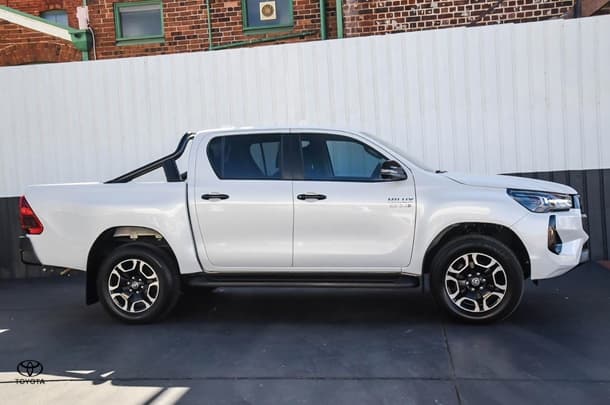 2025 Toyota Hilux SR5 48V in White