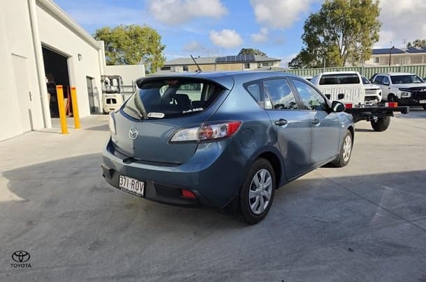 2011 Mazda 3 Neo in Blue