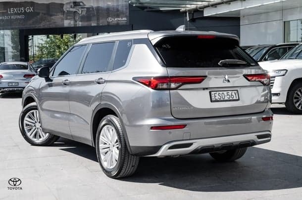 2022 Mitsubishi Outlander LS in Silver