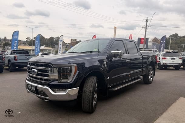 2023 Ford F-150 Lariat in Black