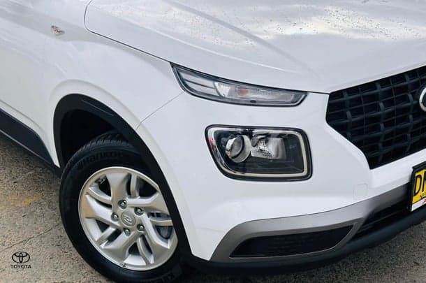 2025 Hyundai Venue Base in Atlas White