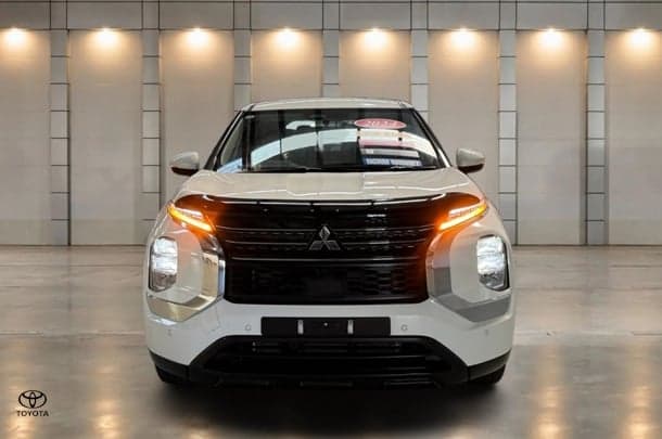 2024 Mitsubishi Outlander ES in White