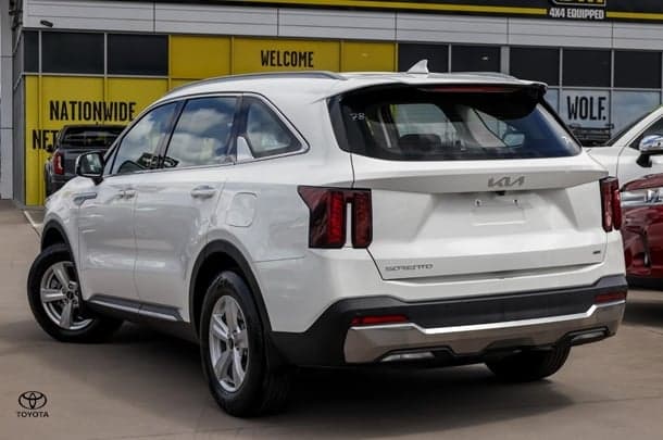 2023 Kia Sorento S in White