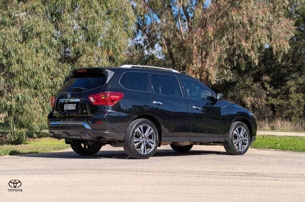 2017 Nissan Pathfinder Ti in Black