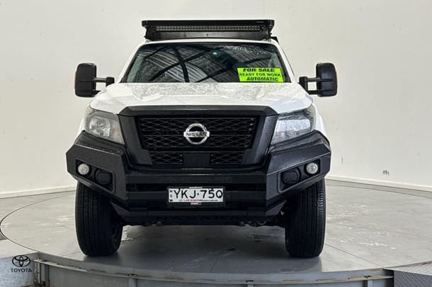 2022 Nissan Navara ST in White
