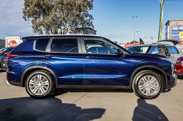 2024 Mitsubishi Outlander LS in Blue