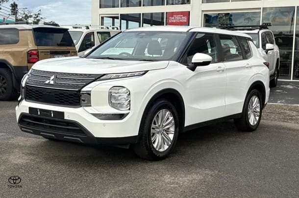 2024 Mitsubishi Outlander ES in White