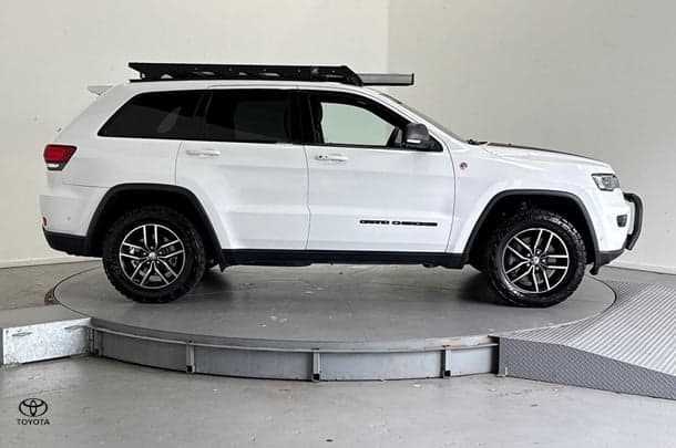 2017 Jeep Grand Cherokee Trailhawk in White