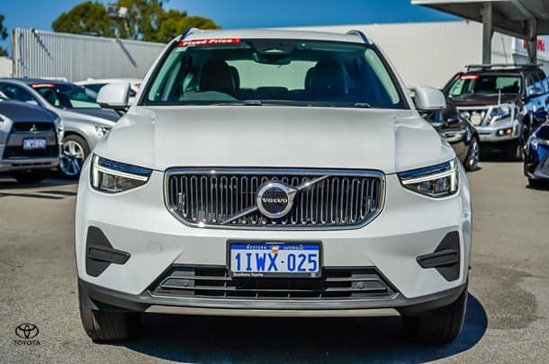 2023 Volvo XC40 Ultimate B4 Bright in White