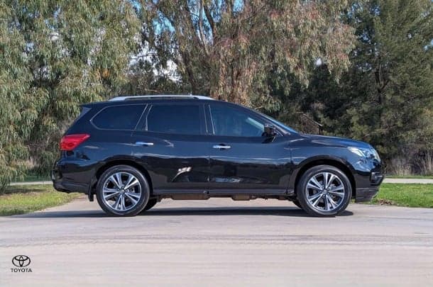 2017 Nissan Pathfinder Ti in Black
